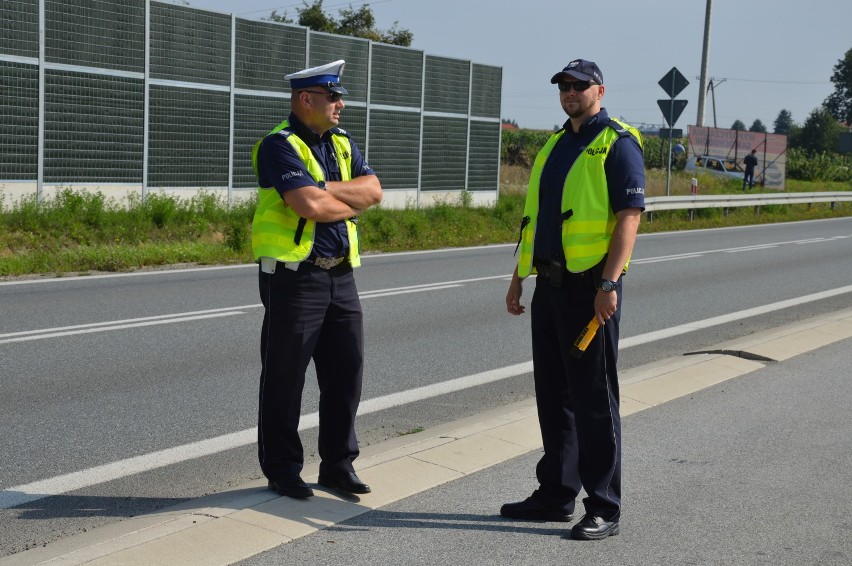 Wielka Wieś. Nietypowy patrol drogówki. Policjantom towarzyszył ksiądz [ZDJĘCIA]