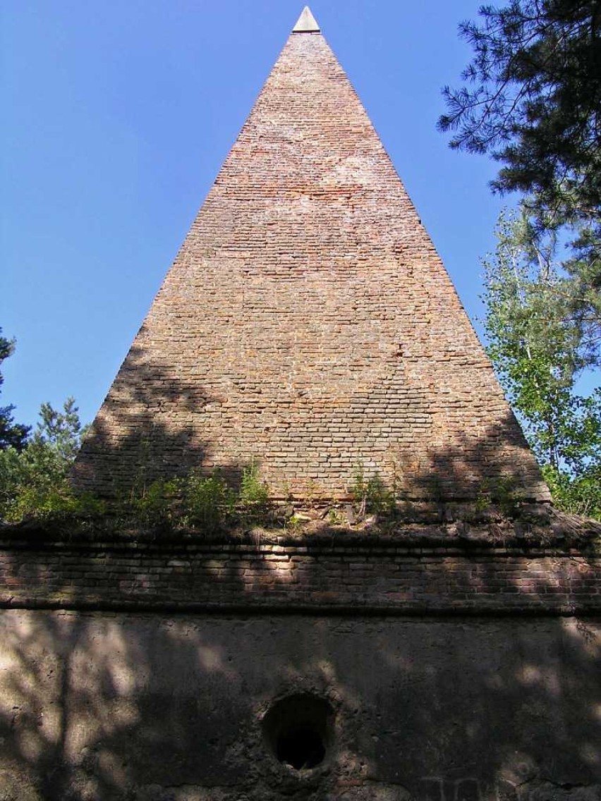 Krynica. To najstarsze mauzoleum w kształcie piramidy i najwyższa tego typu budowla na terenie  Polski