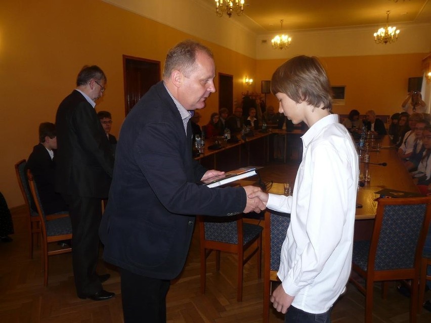 Wieluń: Najlepsi uczniowie otrzymali wyróżnienia od burmistrza