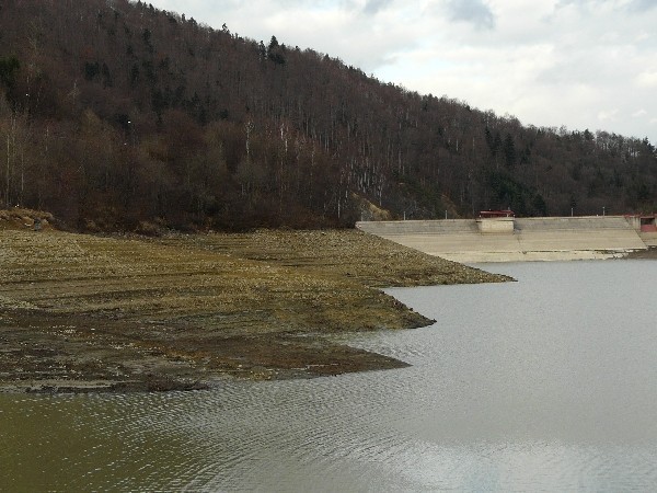 Sztuczne jezioro w Klimkówce odsłoniło nie tylko brzegi, ale i dno [ZDJĘCIA]