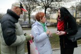Dzień Kobiet w Piotrkowie: działaczki Forum Młodych PiS rozdawały piotrkowiankom pierniczki