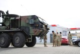 Amerykańscy żołnierze na parkingu w Koninie. Co tam robili? Przyjechali wojskowymi ciężarówkami