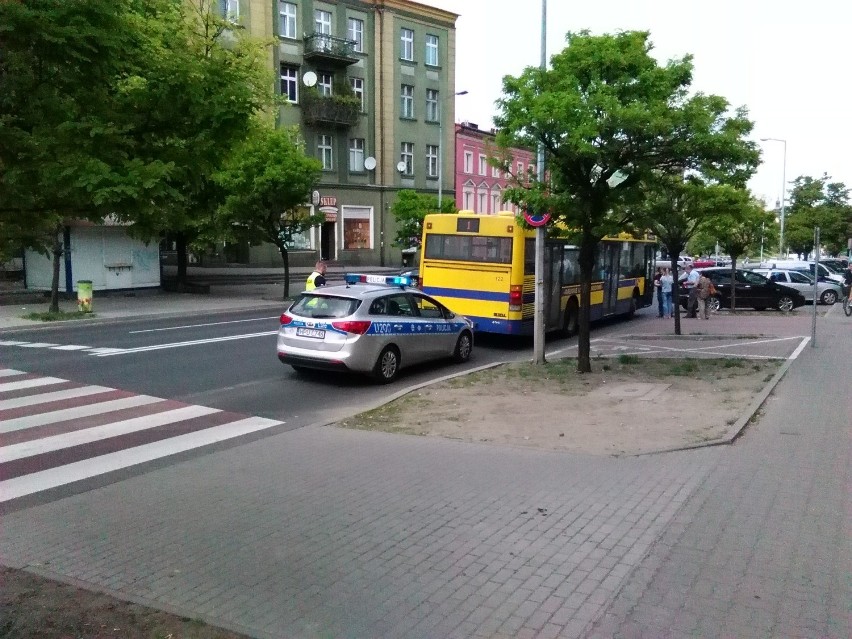 Autobus KLA uderzył w osobówkę