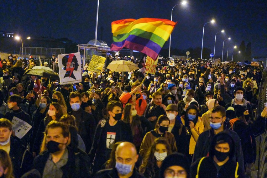 Strajk Kobiet, Warszawa. Trwa protest pod domem Jarosława Kaczyńskiego. Kobiety nie odpuszczają. "To jest wojna"