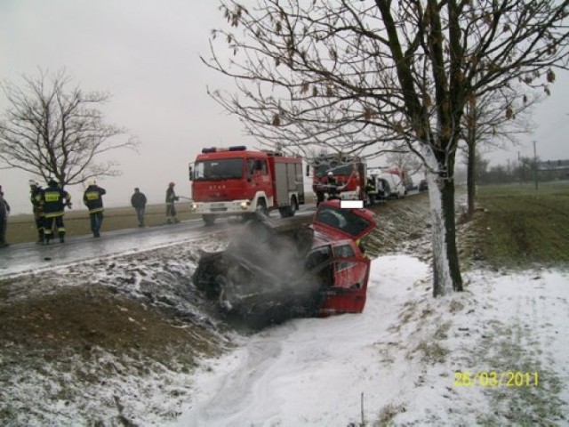 Czołowe zderzenie dwóch samochodów, pożar jednego z nich i ...