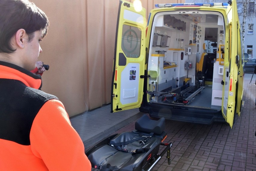 Nowy ambulans jest w pełni wyposażony, m.in. w automatyczne...
