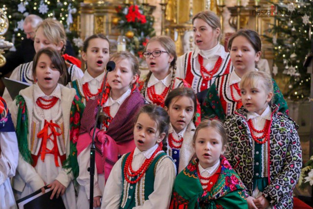 W kościele pw. św. Mikołaja w Siedliskach odbył się koncert kolęd i pastorałek w wykonaniu uczestników Bobowskiej Szkoły Tradycji „Szabasówka”.