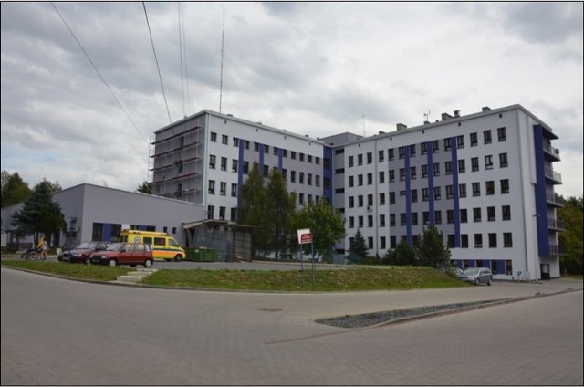 W szpitalu w Wodzisławiu termomodernizacja objęła między innymi budynek administracji.