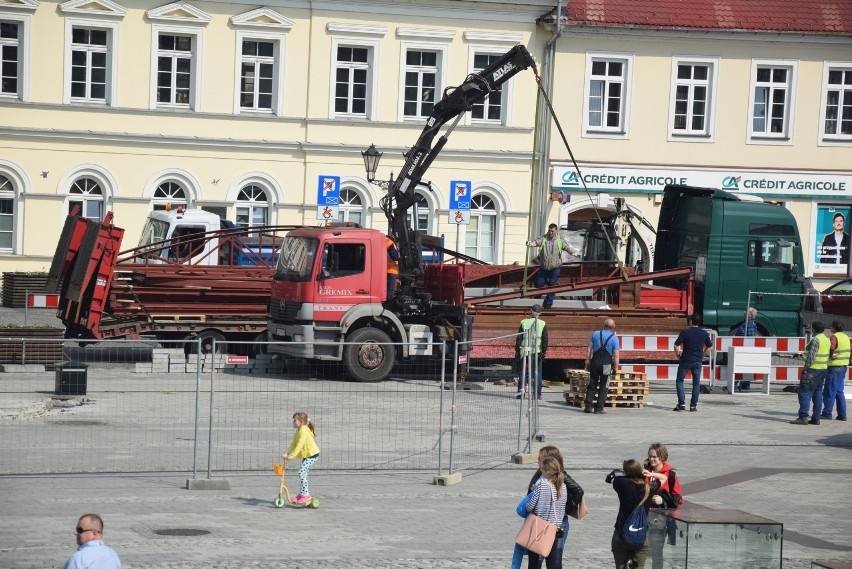 Oświęcim. Na oświęcimskim rynku rozpoczął się montaż „Cafe Rynek