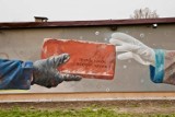 Nowy Sącz. Wymowny mural przy sądeckiej budowlance. Inspiracją była piosenka Izabeli Trojanowskiej [ZDJĘCIA]