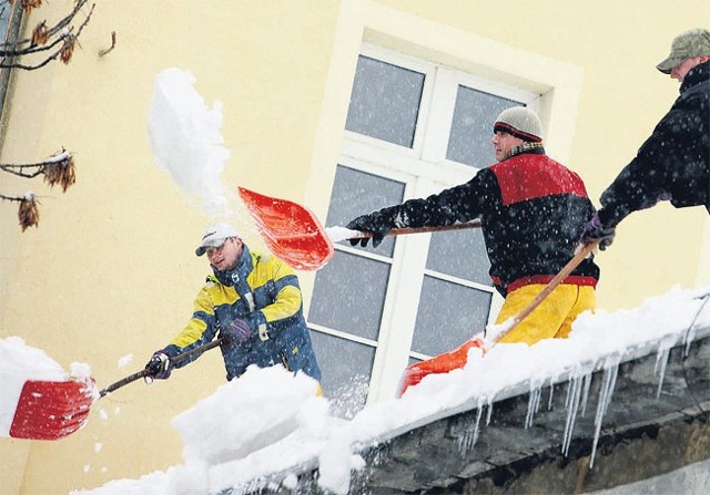 Usuwanie sopli i śniegu z dachu to obowiązek właściciela bądź zarządcy budynku