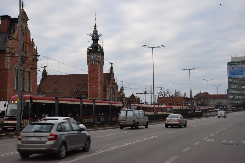 Gdańsk. Paraliż tramwajów w centrum spowodowany awarią jednego ze składów i zasłabnięciem pasażerki w innym