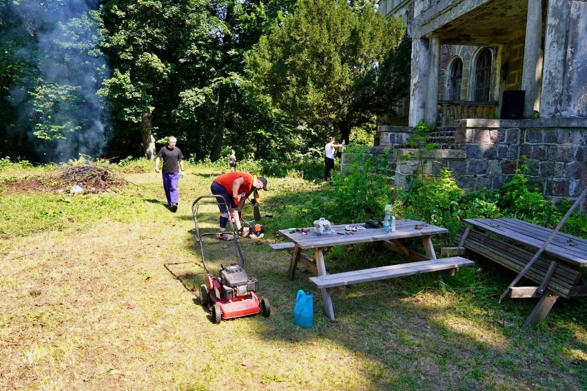 Akcja "Tajemniczy Ogród" – czyli zwykłe – niezwykłe sprzątanie przy pałacu