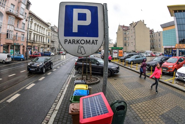Już niedługo stare parkomaty w strefie zaczną być zastępowane nowymi - w tych już zapłacimy kartą. Strefa jednak podrożeje, zajmie też większą część Bydgoszczy niż obecnie.