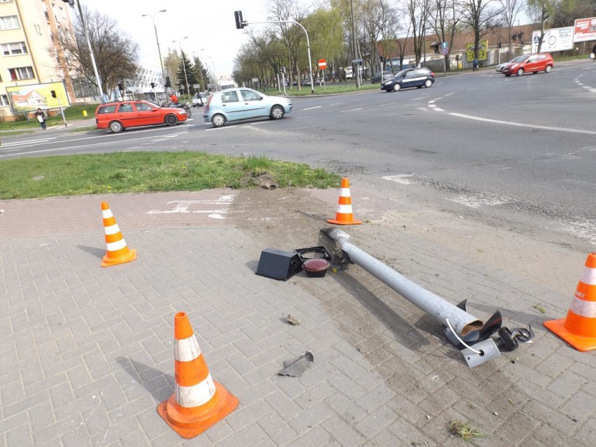 Wypadek na Kobylińskiego. Kierowca "śćiął" sygnalizację...