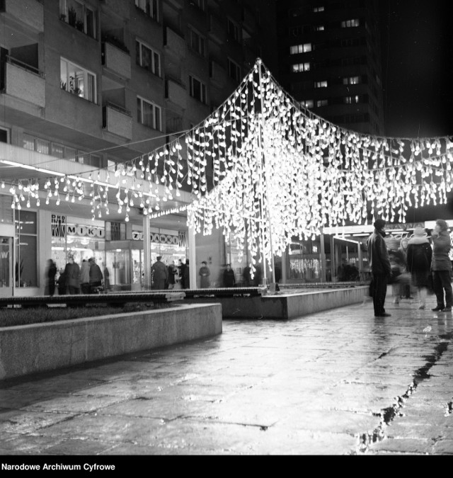 Boże Narodzenie kojarzy się z pięknymi, świątecznymi iluminacjami. Tradycja przystrajania ulic wielkimi dekoracjami świetlnymi ma swoją genezę w czasach PRL-u. 

Sprawdziliśmy, jak świąteczne iluminacje wyglądały kilkadziesiąt lat temu.