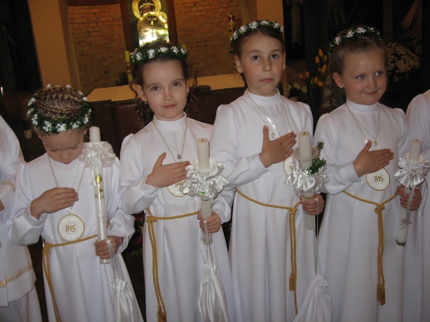 Dzieci przystępujące do wczesnej Pierwszej Komunii Świętej.