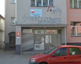 Policja zajmie się napisem na siedzibie Sojuszu Lewicy Demokratycznej w Malborku