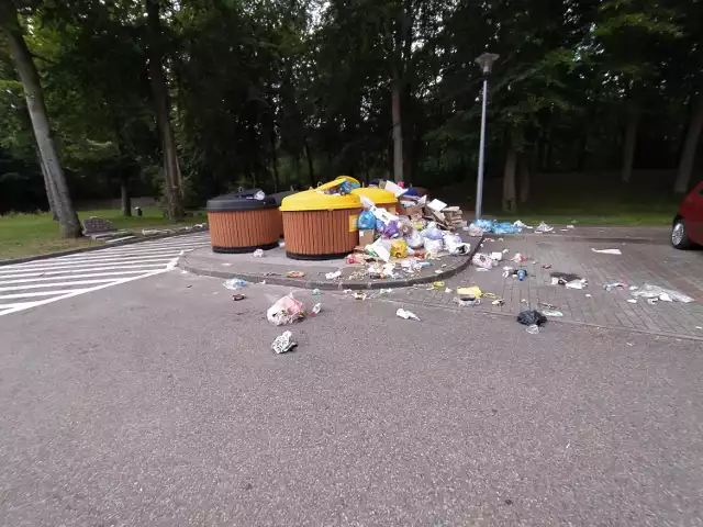 Mieszkańcy ul. Kościelniaka skarżą się na bałagan przy niedawno zainstalowanych pojemnikach na odpady. Ich zdaniem pojemność śmietników jest niewystarczająca, a w dodatku swoje odpady podrzucają mieszkańcy domów jednorodzinnych.