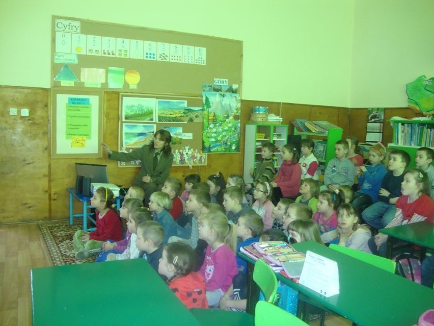 Dzieci rozmawiały z przyrodnikami z Parku Krajobrazowego Mierzeja Wiślana o nadejściu wiosny