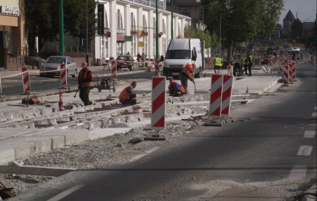 Prace na ul. Głogowskiej i trasie PST przebiegają zgodnie z ...