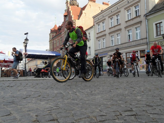 Jednym z prelegentów Forum Rowerowego w Tarnowskich Górach będzie Karol Gładysz. Na zdjęciu na czele rowerowego peletonu Tarnogórskiej Masy Krytycznej