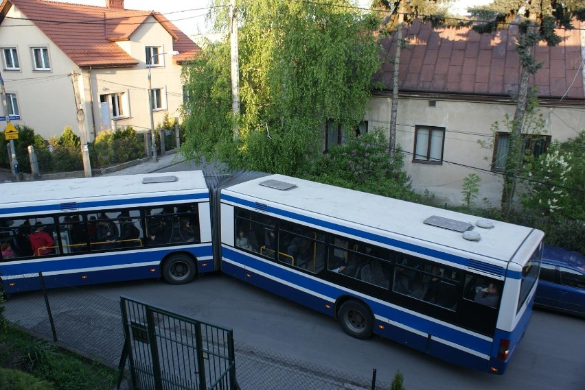 Autobus linii 129 zaklinowany na "uliczkach" na Olszy