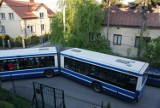 Czwartek wieczór: Autobus 129 zaklinował się na Olszy [zdjęcia]