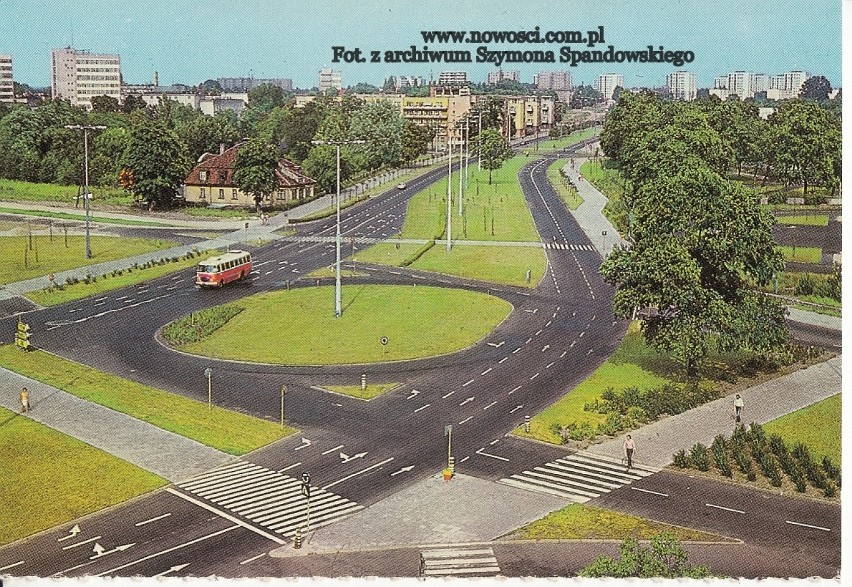 Plac Niepodległości fotografowany z hotelu Helios. Ulicą...