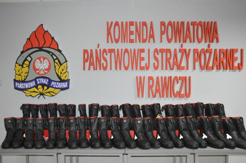 Strażacy z Rawicza mają nowe buty. Przy zakupie pomogło dofinansowanie oraz wsparcie zewnętrznych firm i instytucji