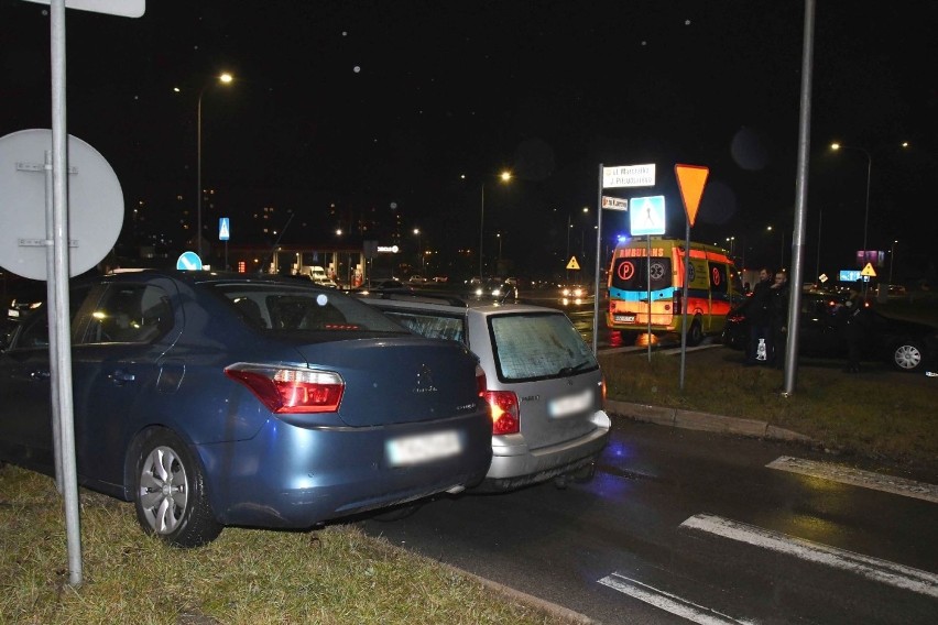 Wypadek trzech aut na skrzyżowaniu w Kielcach. Ranna dziewczynka [WIDEO, ZDJĘCIA]