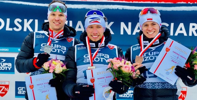 Dominik Bury (w środku), Maciej Staręga (z lewej) i Mateusz Haratyk - medaliści mistrzostw Polski w sprincie łyżwą