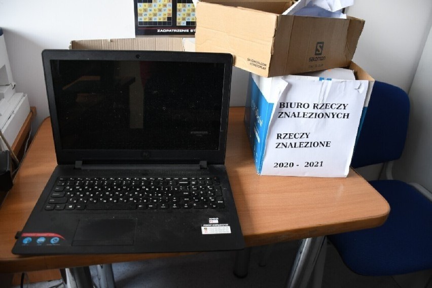 Biuro rzeczy znalezionych w Piotrkowie: Na właścicieli czekają telefony, laptop, a nawet kosiarka - ZDJĘCIA