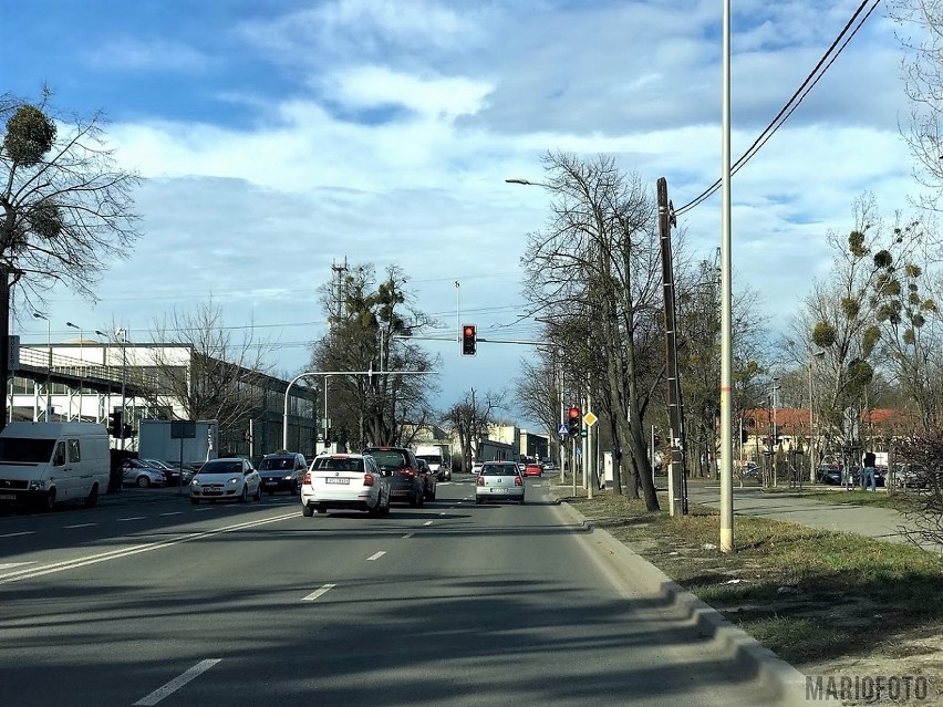 Nowe światła na skrzyżowaniu ulicy Niemodlińskiej z Dambonia...