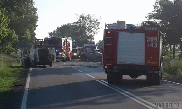 Do wypadku doszło około 6.30 na drodze krajowej 46 w Jaczowicach koło Niemodlina. Z pierwszych ustaleń policji wynika, że jeden z kierujących miał najechać na jadący przed nim samochód renault. Ten siłą odrzutu zjechał na przeciwny pas i doszło wtedy do zderzenie z samochodem rover.  W wypadku zostały poszkodowane trzy osoby. Są na badaniach w szpitalu. Policja ustala dokładne okoliczności wypadku. Droga krajowa 46 jest zablokowana. Wyznaczone zostały objazdy przez Sidzinę, Skoroszyce i Kopice.