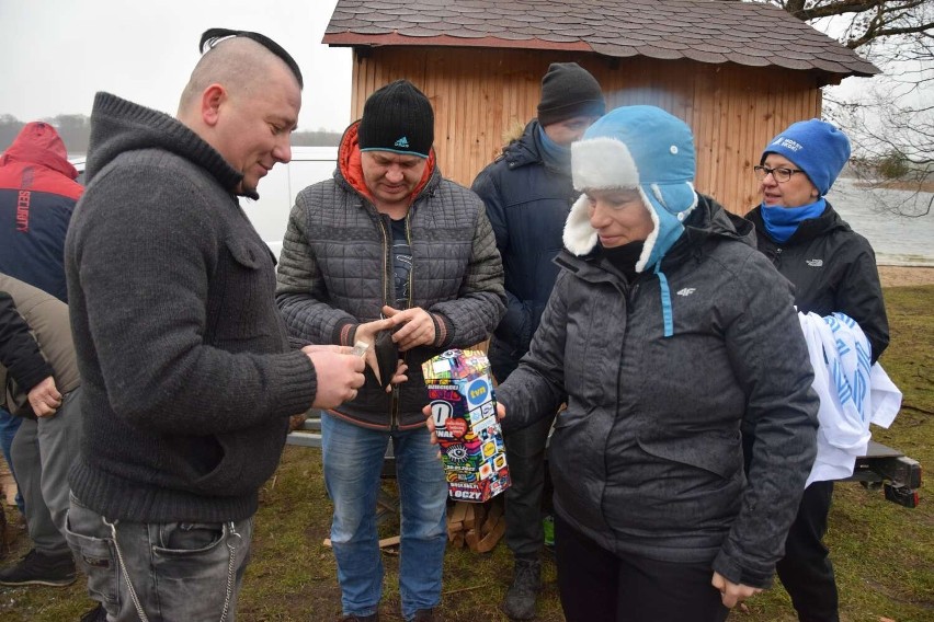 WOŚP 2022. Członkowie klubu morsa ze Skoków włączyli się w orkiestrowe granie. Zorganizowali wspólną kąpiel w Potrzanoiwe