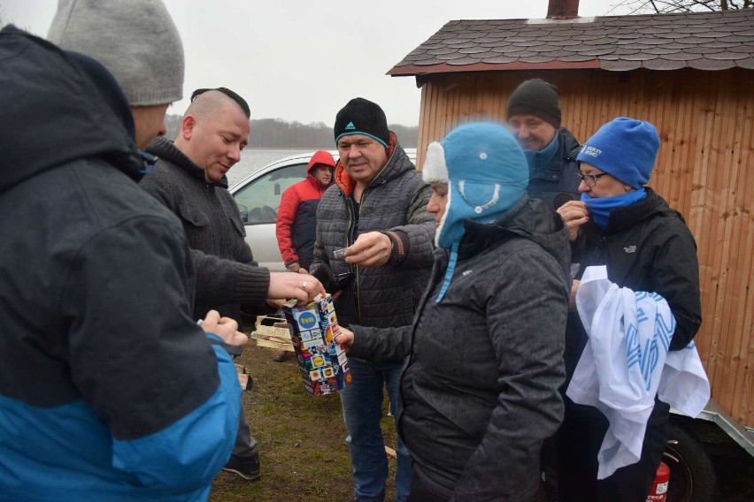 WOŚP 2022. Członkowie klubu morsa ze Skoków włączyli się w orkiestrowe granie. Zorganizowali wspólną kąpiel w Potrzanoiwe