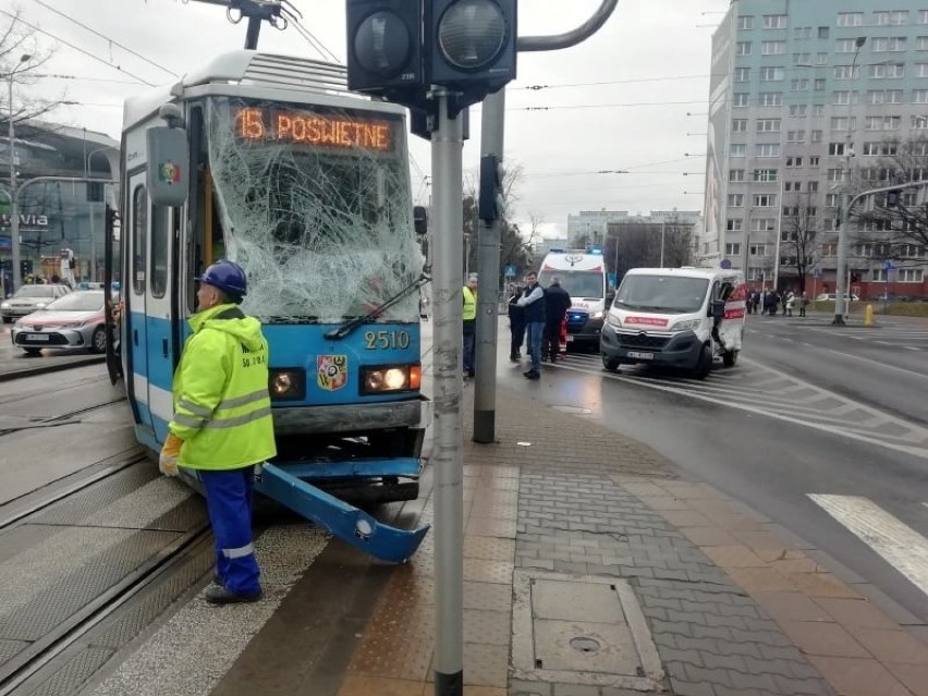 Uwaga, poważny wypadek przy Wroclavii. Wykoleił się tramwaj! Zobacz zdjęcia