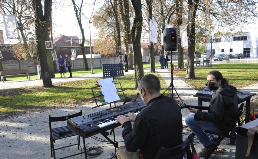 KOŚCIAN. W parku KOK została otwarta wystawa zdjęć "Odwiedziny". Bogdan Ludowicz sportretował mieszkańców DPS Jarogniewice [ZDJĘCIA] 