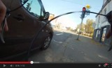 „Burak”. Rowerzysta kontra samochód osobowy na wylotówce z Warszawy [wideo]