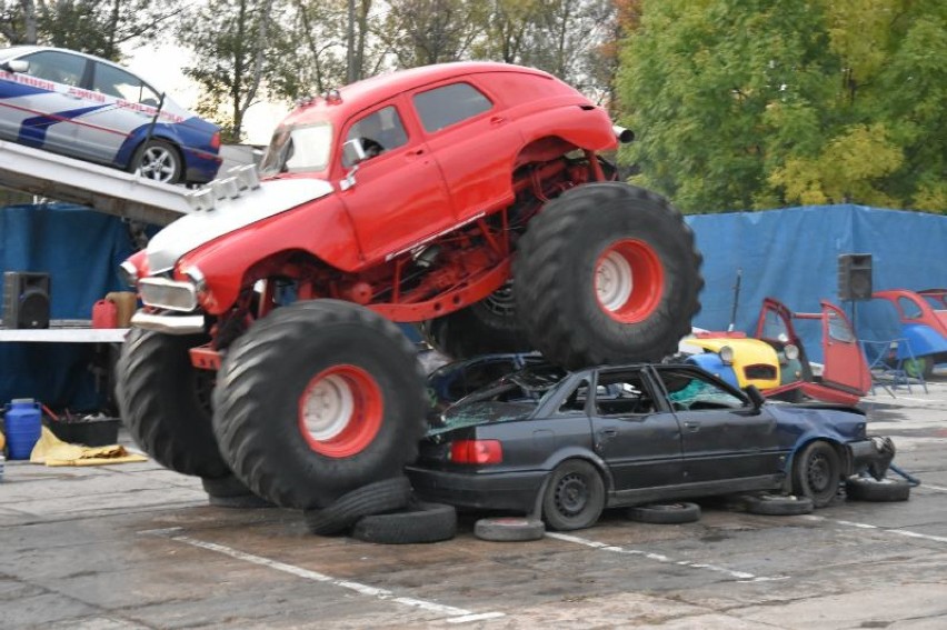 Pokaz Monster Truck przyciągnął tłum miłośników mocnych...