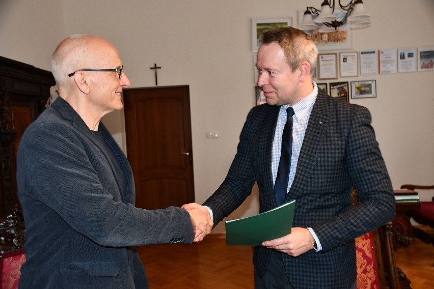 Burmistrz Sulechowa Wojciech Sołtys podpisał umowę z biurem...