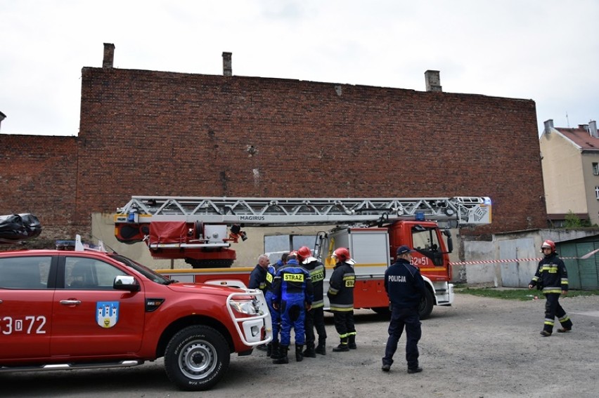 Zawalił się dach w Legnicy, strażacy przeszukują rumowisko! [ZDJĘCIA]