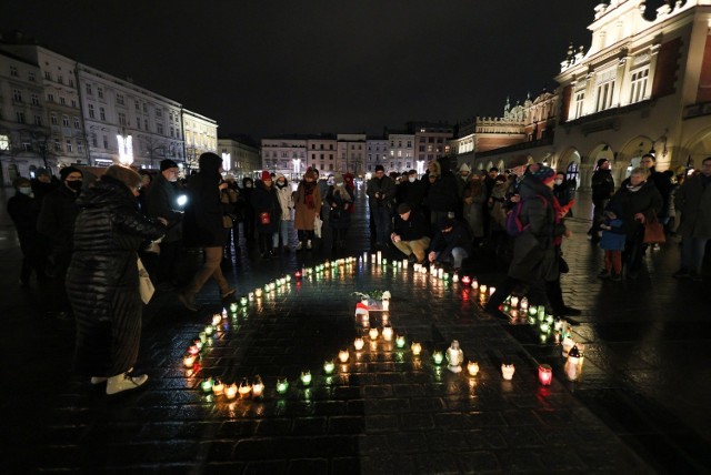W 3. rocznicę śmierci Pawła Adamowicza na krakowskim Rynku zapłonęło Serce świateł