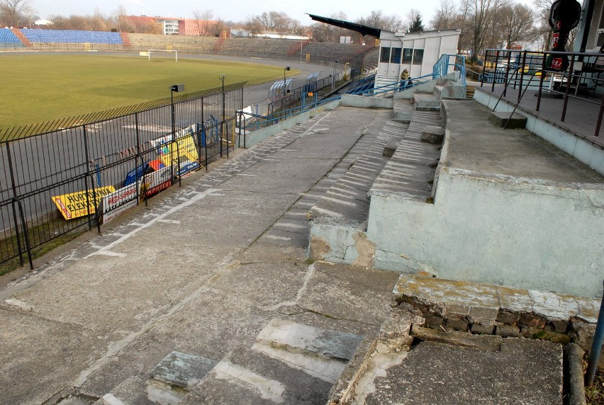 Ratusz twierdzi, że taniej będzie wybudować nowy stadion niż...