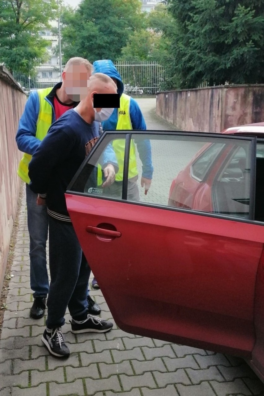 Bydgoszcz. Sterroryzował mieszkańca Górzyskowa przedmiotem przypominającym broń. Trafił do aresztu