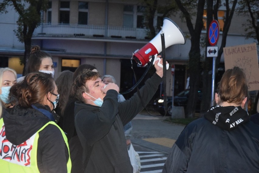 Gdynia: Protest przeciwników zaostrzenia ustawy antyaborcyjnej w centrum miasta. 27.10.2020. Zablokowane ulice, zakłócenia w komunikacji