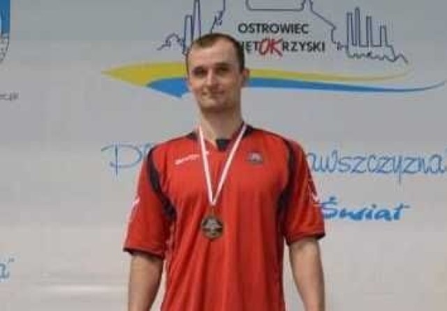 Młodszy kapitan Sergiusz Ziewiec, pływacki mistrz województwa strażaków.