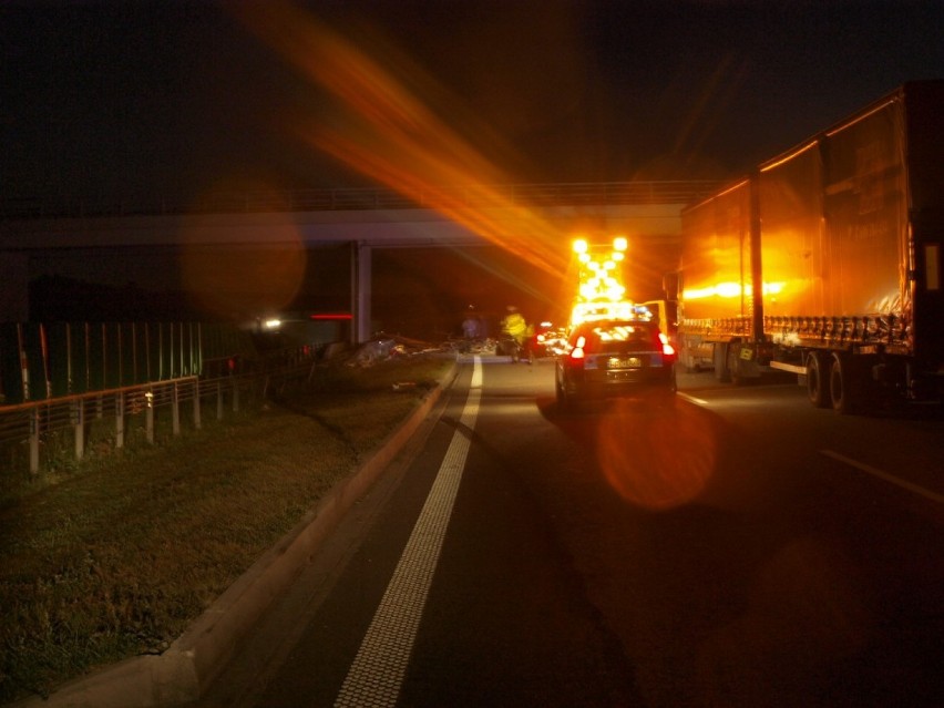Wypadek na A1 w Kopaninie. Pasażer wypadł z auta