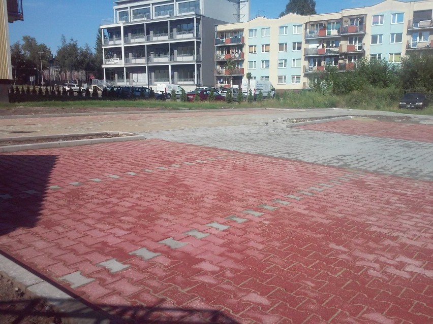 Na osiedlu przy ul. Śląskiej, w miejscu pustego placu, pojawił się kostkowany parking